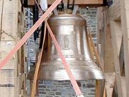 Deux toutes nouvelles cloches de volée dans leur bâti (beffroi) en bois pour l'église de Grand-Marchin